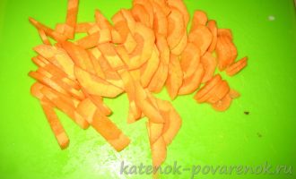 Свинина в томате с луком и морковью на сковороде - шаг 7