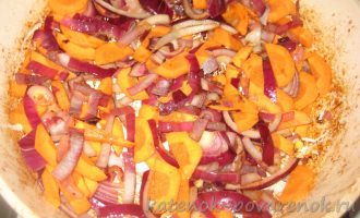 Свинина в томате с луком и морковью на сковороде - шаг 8