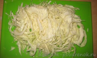 Салат из молодой капусты с консервированной кукурузой - шаг 1