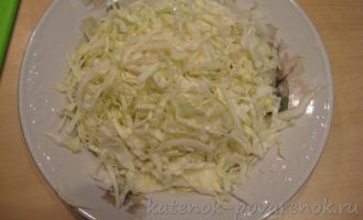 Салат из молодой капусты с консервированной кукурузой - шаг 2