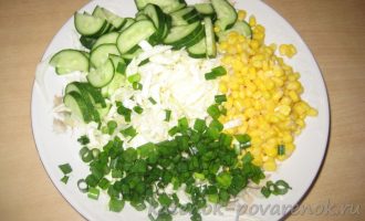 Салат из молодой капусты с консервированной кукурузой - шаг 5