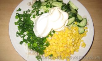 Салат из молодой капусты с консервированной кукурузой - шаг 6