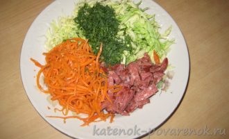 Салат с молодой капустой, корейской морковью и копченой колбасой - шаг 4