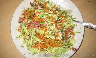 Салат с молодой капустой, корейской морковью и копченой колбасой - шаг 5