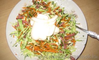 Салат с молодой капустой, корейской морковью и копченой колбасой - шаг 6