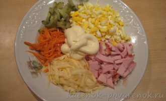 Салат с карбонатом, морковью по-корейски и солеными огурчиками - шаг 4