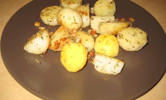 Картофель, обжаренный с чесноком и прованскими травами