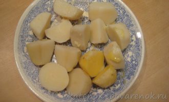 Картофель, обжаренный с чесноком и прованскими травами - шаг 1