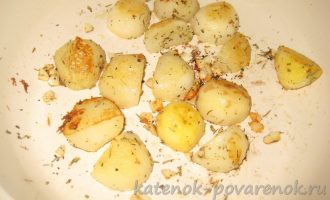 Картофель, обжаренный с чесноком и прованскими травами - шаг 4