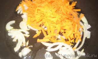 Кабачки, тушеные с луком и морковью - шаг 4