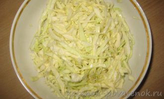 Салат из капусты с крабовыми палочками - шаг 2
