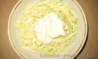 Салат из капусты с крабовыми палочками - шаг 4