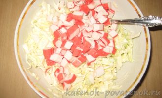 Салат из капусты с крабовыми палочками - шаг 6