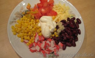 Салат с крабовыми палочками, кукурузой и фасолью - шаг 6