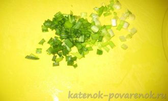 Рецепт оладий на сметане с зеленым луком - шаг 4