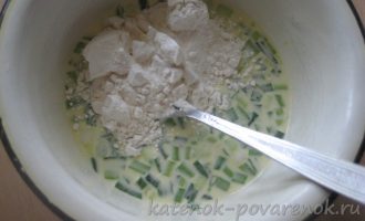 Рецепт оладий на сметане с зеленым луком - шаг 6