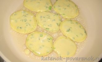 Рецепт оладий на сметане с зеленым луком - шаг 8