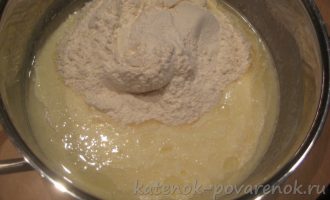 Рецепт пирога на кефире с брынзой и зеленью - шаг 5