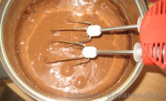 Рецепт шоколадного бисквита на кипятке - шаг 2