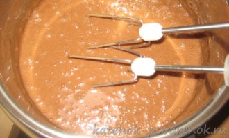 Рецепт шоколадного бисквита на кипятке - шаг 4