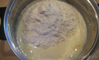 Рецепт пирога на кефире с фаршем и луком - шаг 11