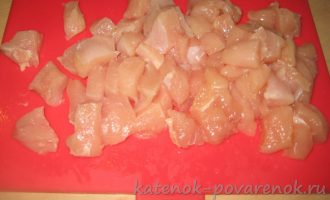 Рецепт тушеного куриного филе с базиликом и кабачками - шаг 1