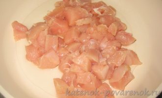Рецепт тушеного куриного филе с базиликом и кабачками - шаг 2