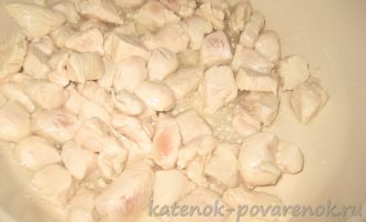 Рецепт тушеного куриного филе с базиликом и кабачками - шаг 3