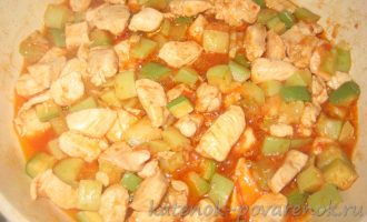 Рецепт тушеного куриного филе с базиликом и кабачками - шаг 6