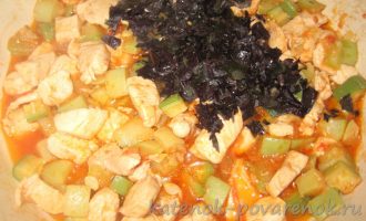 Рецепт тушеного куриного филе с базиликом и кабачками - шаг 8