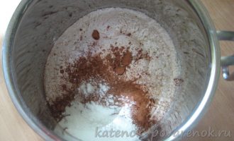 Рецепт шоколадного бисквита на кефире - шаг 5