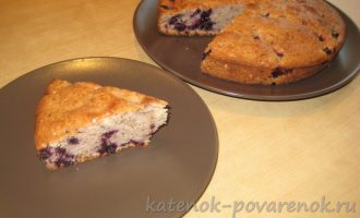 Рецепт пирога с черникой на сметане - шаг 9