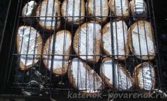 Рецепт хлеба к шашлыку, обжаренного на мангале - шаг 3