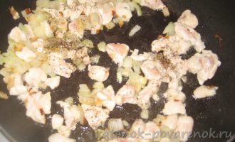 Рецепт пирога на кефире из куриного филе и картофеля - шаг 6