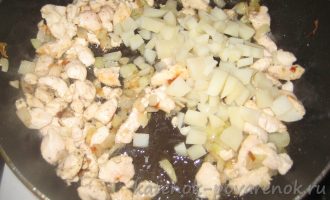 Рецепт пирога на кефире из куриного филе и картофеля - шаг 7
