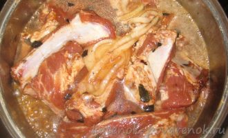 Рецепт свиных ребрышек на мангале - шаг 9