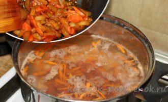Суп из фасоли, с сосисками и маринованными огурчиками - шаг 17
