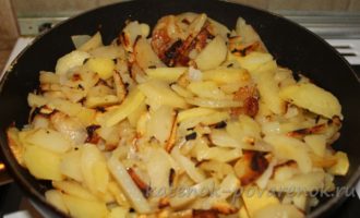 Жареная картошка с луком на сковороде - шаг 9