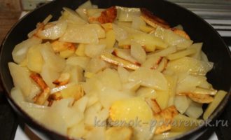 Жареная картошка с луком на сковороде - шаг 6