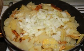 Жареная картошка с луком на сковороде - шаг 7