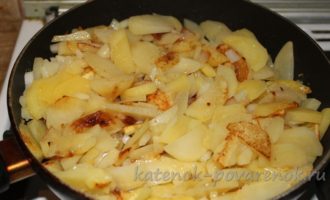 Жареная картошка с луком на сковороде - шаг 8