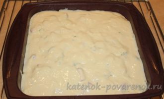Наливной пирог с сосисками, сыром и зеленью на кефире - шаг 14