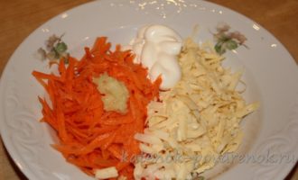 Салат из моркови с сыром и чесноком - шаг 3