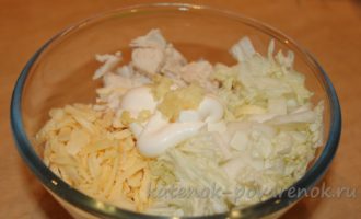 Салат из куриного филе с пекинской капустой и сухариками - шаг 9