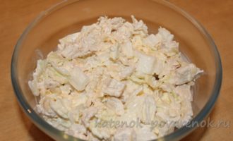 Салат из куриного филе с пекинской капустой и сухариками - шаг 10