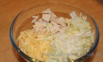Салат из куриного филе с пекинской капустой и сухариками - шаг 8