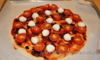 Пицца «Маргарита» с черри и моцареллой - шаг 8