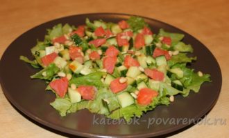 Салат из семги с зеленым салатом и огурцами - шаг 10