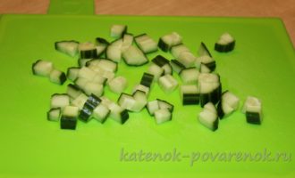 Салат из семги с зеленым салатом и огурцами - шаг 2