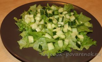 Салат из семги с зеленым салатом и огурцами - шаг 5